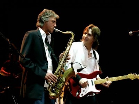 terence-reis-with-custom-strat-400x300